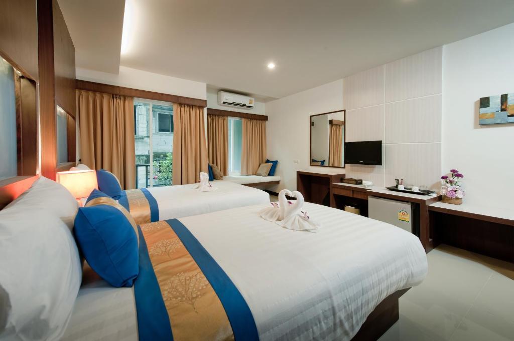 Blue Sky Patong Hotell Rum bild