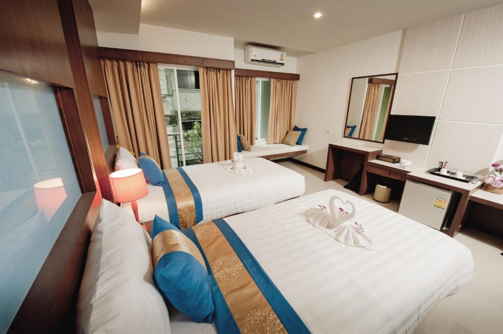 Blue Sky Patong Hotell Rum bild