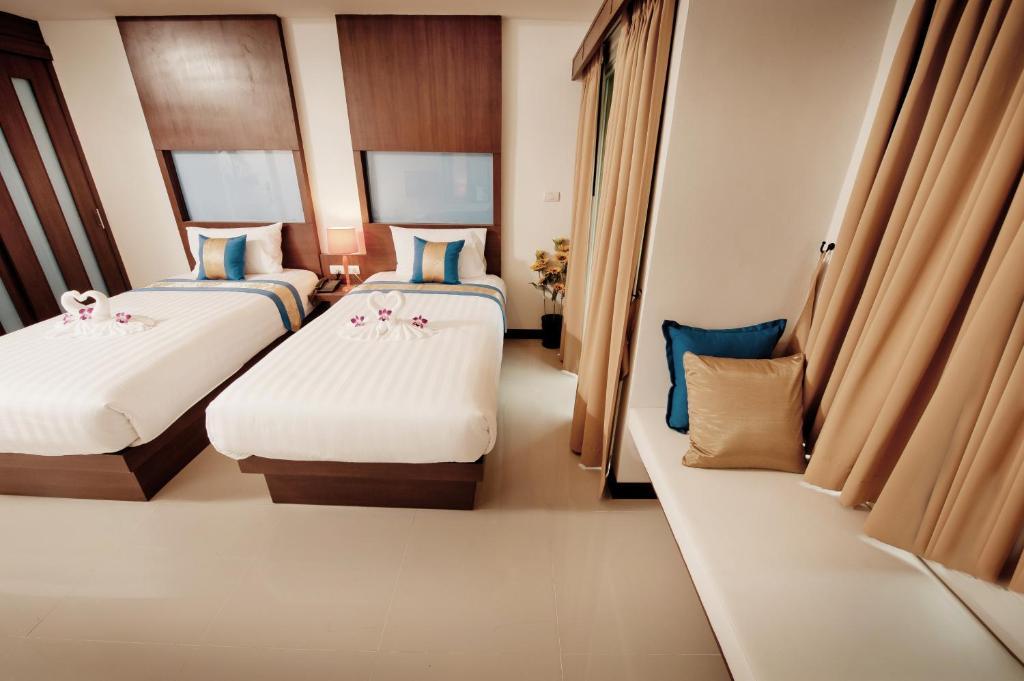 Blue Sky Patong Hotell Rum bild