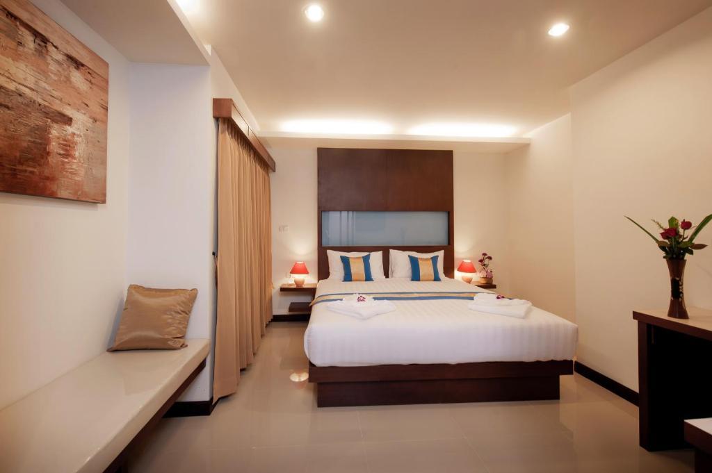 Blue Sky Patong Hotell Rum bild