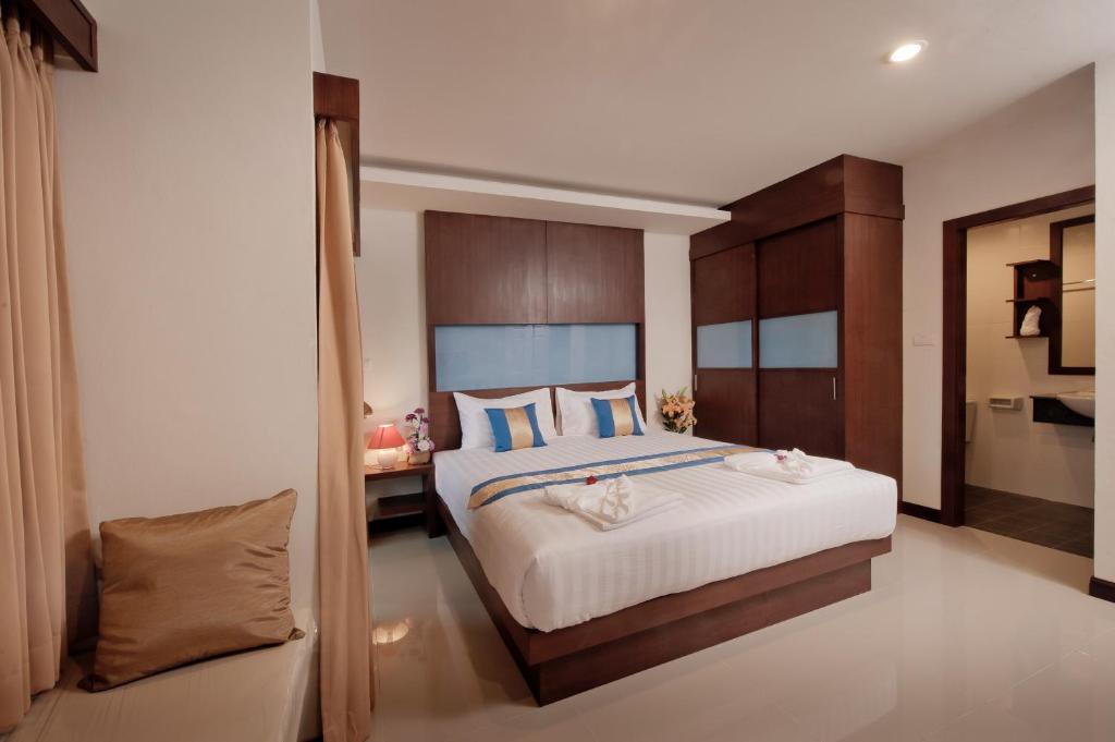 Blue Sky Patong Hotell Rum bild