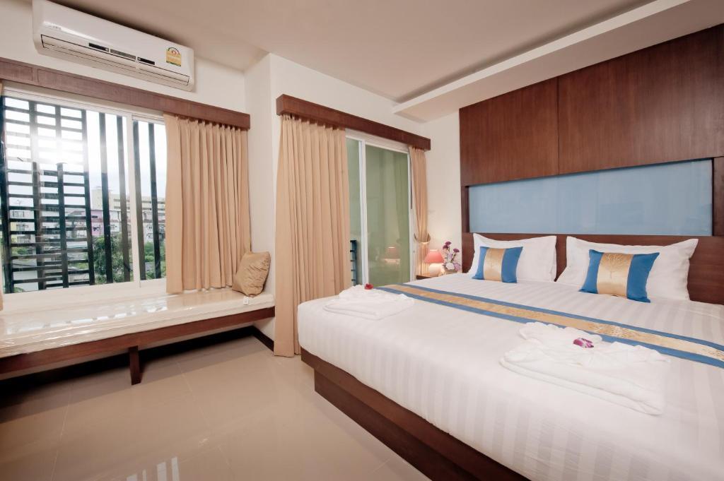 Blue Sky Patong Hotell Rum bild